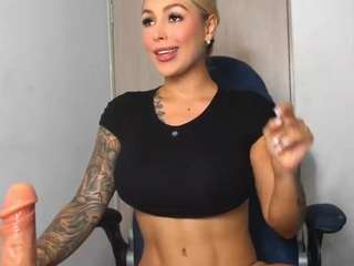 Live webcam model mia-hott on Soda Cams