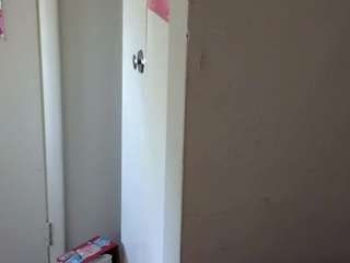 Model ini sedang live sekarang. petmy-kitty