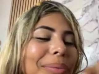 Este modelo está ao vivo agora. jennermd
