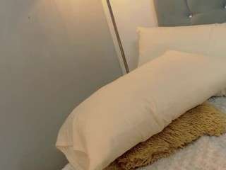 Live cam show with HOLLY-JORDA