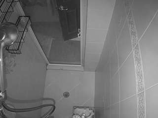 voyeurcam-baileybase-shower webcam model