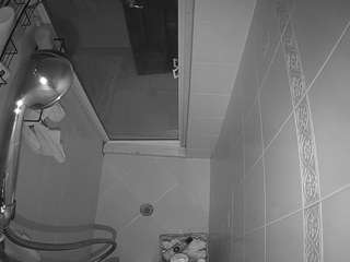该模特正在直播。 voyeurcam-baileybase-shower