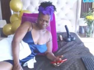 latinakiira Live Webcam on CamSoda