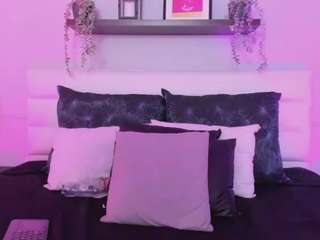 le modèle miia-rose est en webcam porno dans un show sur le site camsoda, il possède les tags suivants: ass,asshole,young adult,white,toys,teen-18,tattoos,strip,spanking,spank,small tits,skinny,shaved-pussy,sexting,red hair,petite,nipple piercings,nature,bj,blowjob