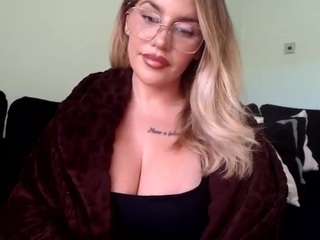 bustyjessicalou live on CamSoda