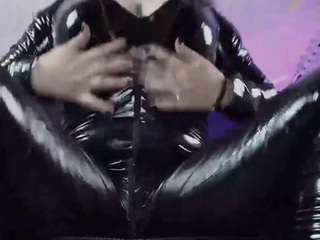 jade-16's CamSoda show and profile