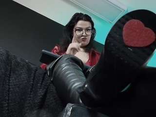 jade-16's CamSoda show and profile