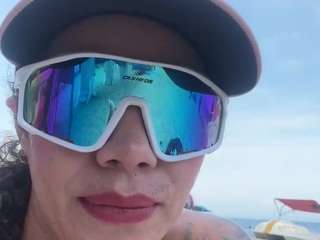 dana-curly webcam