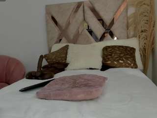 dana-curly Live Webcam on CamSoda
