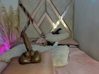 dana-curly webcam model