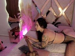 Live webcam model dana-curly on Soda Cams