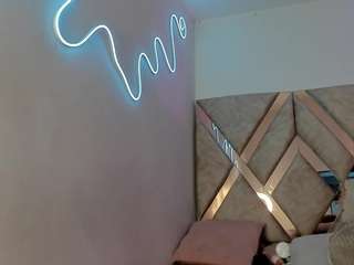 dana-curly's CamSoda show and profile