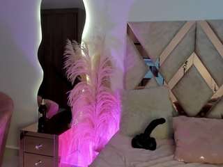 dana-curly Live Webcam on CamSoda