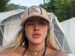 Live webcam model liliimoon on Soda Cams