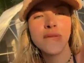 Live webcam model liliimoon on Soda Cams