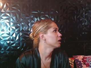 โมเดลนี้กำลังถ่ายทอดสดอยู่. vicky-oba