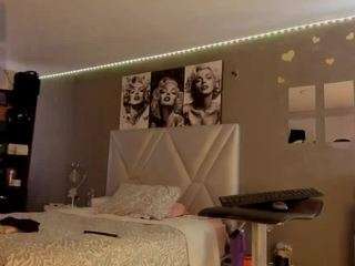 sexyzoee webcam model