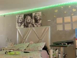 Live webcam model sexyzoee on Soda Cams