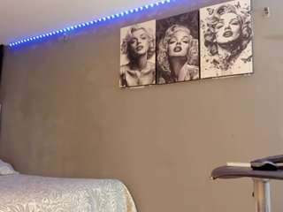sexyzoee Live Webcam on CamSoda