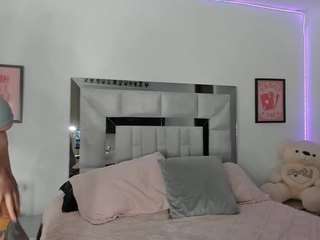 Live webcam model abrilmartinez on Soda Cams