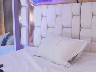 sexysistter Live Webcam on CamSoda