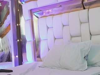 Acest model este live acum. sexysistter