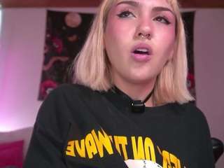 maeeve's CamSoda show and profile