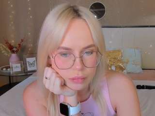 bellatip Shaved-pussy live webcam