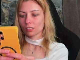 le modèle karoline1201 est en webcam porno dans un show sur le site camsoda, il possède les tags suivants: bedroom,body massage,young-adult,upskirt,tease,striptease,strip,sph,solo,smoke,small ass,role play,pussy,natural,mistress,living-room,grey-eyes,fetish,femdom,feet