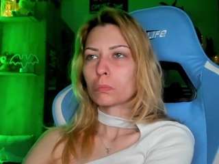 le modèle karoline1201 est en webcam porno dans un show sur le site camsoda, il possède les tags suivants: bedroom,body massage,young-adult,upskirt,tease,striptease,strip,sph,solo,smoke,small ass,role play,pussy,natural,mistress,living-room,grey-eyes,fetish,femdom,feet