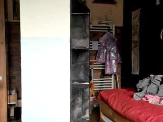 Model ini sedang live sekarang. karoline1201