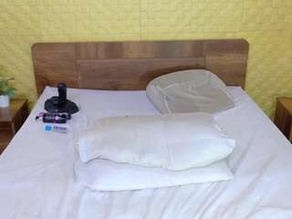 naomhy live cam profile