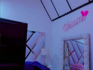 little-mommy's CamSoda show and profile