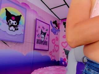 little-mommy's CamSoda show and profile