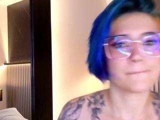 Live webcam model annieswan on Soda Cams