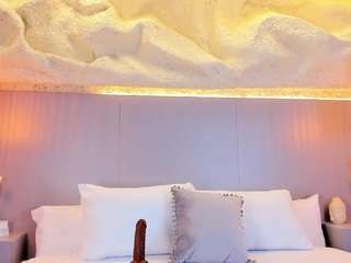 natalia-20's CamSoda show and profile