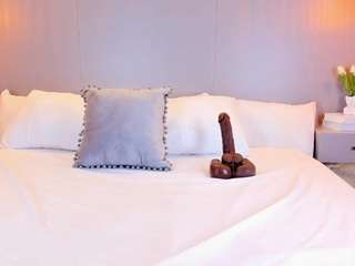 natalia-20's CamSoda show and profile