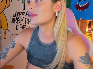 lyannaa Live Webcam on CamSoda