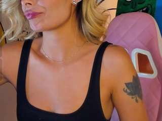 lyannaa Live Webcam on CamSoda
