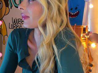 lyannaa Live Webcam on CamSoda