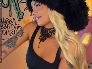 lyannaa Live Webcam on CamSoda