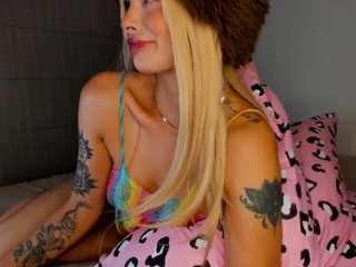 lyannaa Live Webcam on CamSoda