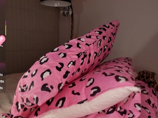 lyannaa Live Webcam on CamSoda