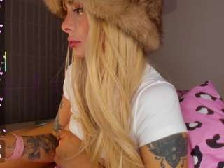 lyannaa Live Webcam on CamSoda