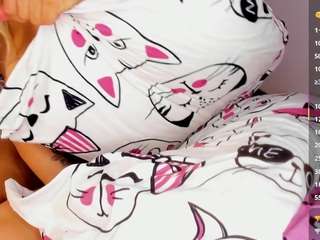 lyannaa Live Webcam on CamSoda