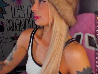 lyannaa Live Webcam on CamSoda