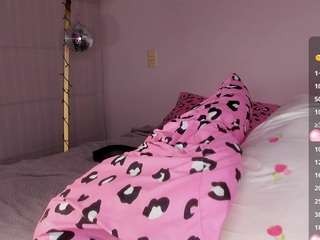 lyannaa Live Webcam on CamSoda