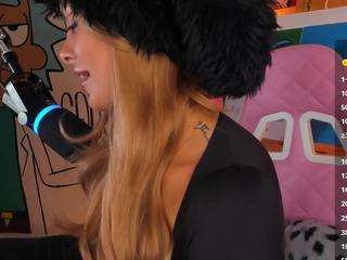 lyannaa Live Webcam on CamSoda