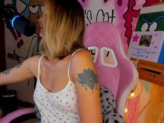 lyannaa Live Webcam on CamSoda