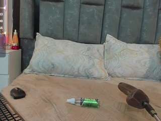 Live webcam model emily-86 on Soda Cams